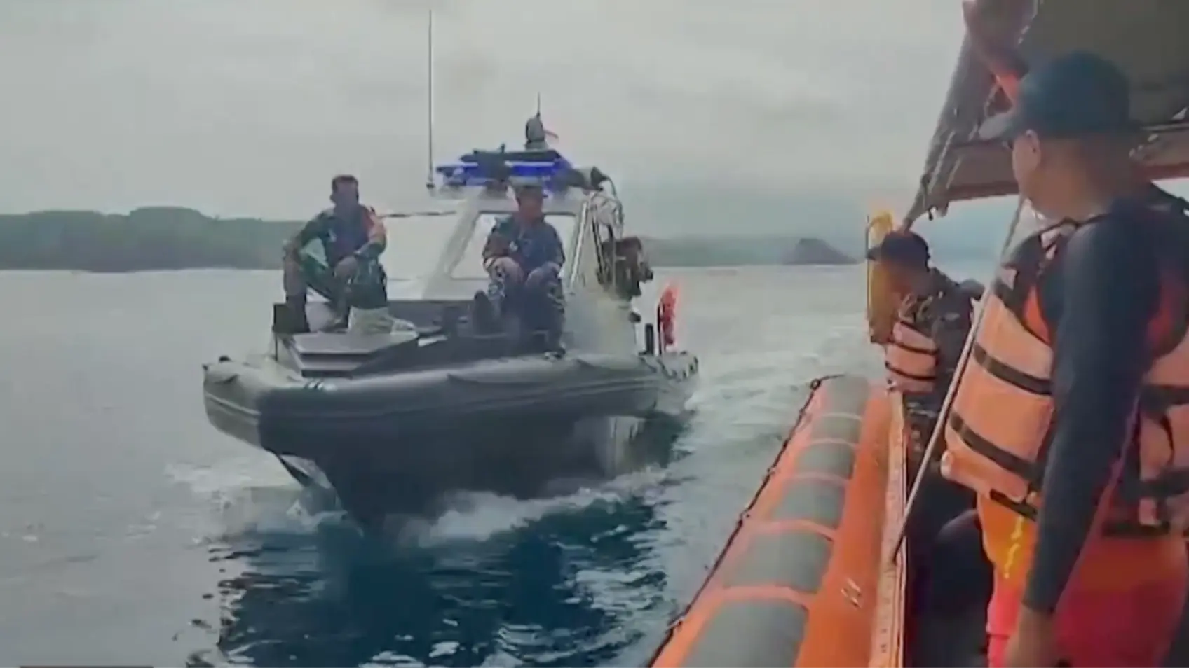 Indonesia chạy đua tìm kiếm nạn nhân vụ chìm thuyền du lịch